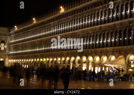 Die Procuratie Vecchie am Markusplatz entfernt in der Nacht, Venedig Stockfoto