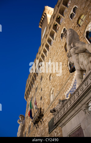 Die Skulptur "Hercules und Grab" zum richtigen Eingang des Palazzo Vecchio in der Piazza della Signoria in der Nacht, Florenz Stockfoto