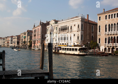 Blick auf Canal Grande; von rechts nach links: Palazzo Ca' Sagredo, Palazzo Ca'd ' Oro und Palazzo Fontana, Venedig, Italien Stockfoto