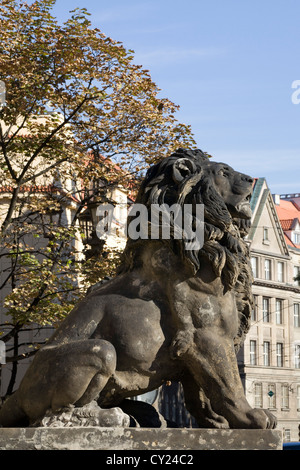 Steinstatue in Prag eines Löwen bewachen das Museum Stockfoto