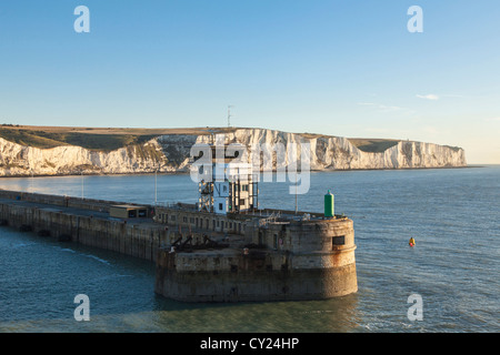 Hafen von Dover Wellenbrecher und weißen Klippen in der Morgendämmerung, Kent, England Stockfoto