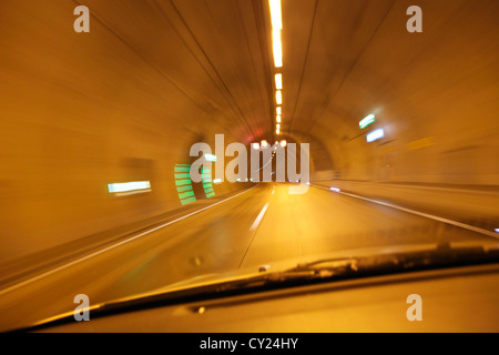 Fahren eines Autos durch einen tunnel Stockfoto