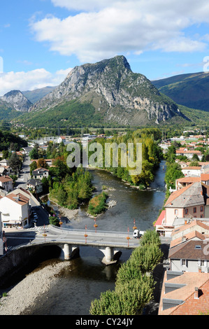 Überblick über die Stadt, Fluss und Landschaft, Tarascon-Sur-Ariège, Ariege, Midi-Pyrenäen, Frankreich Stockfoto