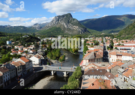 Überblick über die Stadt, Fluss und Landschaft, Tarascon-Sur-Ariège, Ariege, Midi-Pyrenäen, Frankreich Stockfoto