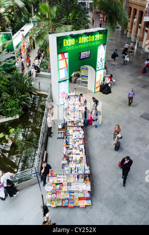 Weitwinkelaufnahme der Pendler am Bahnhof Atocha, Madrid stehen. Spanien Stockfoto