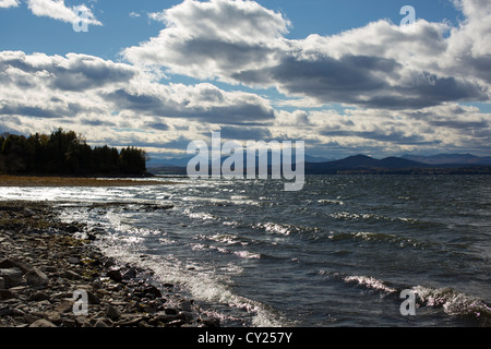 Südwest Blick auf Lake Champlain in New York Adirondack Berge. Stockfoto