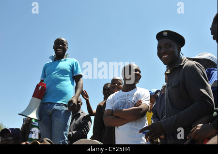 Mitglieder der südafrikanischen demokratischen sozialistischen Bewegung mit auffällig Bergleute aus Mponeng Goldmine in der Nähe von Johannesburg. Stockfoto