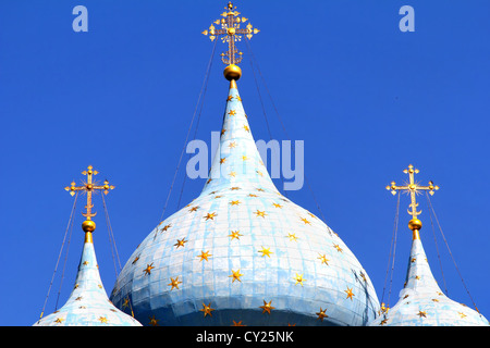 Blaue Kirche Kuppeln mit goldenen Sternen und Kreuze Stockfoto