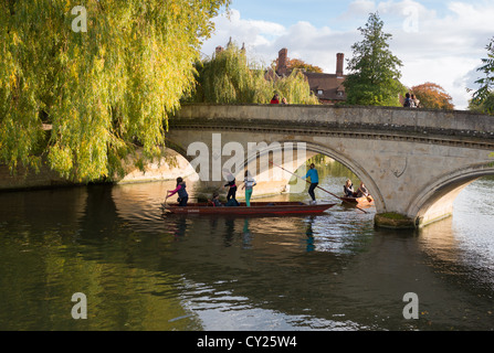 Flache am Fluss Cam am Trinity College in Cambridge, Trinity Church Brücke mit Stechkahn fahren vor, auf dem Fluss Cam, UK. Stockfoto