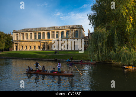 Die Wren Library, Trinity College in Cambridge, mit Stechkahn fahren vor, auf dem Fluss Cam, UK. Stockfoto