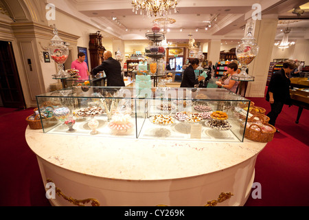 Keks und Kuchen und Zähler bei Fortnum & Mason, Shop Piccadilly, London, England, UK. Stockfoto