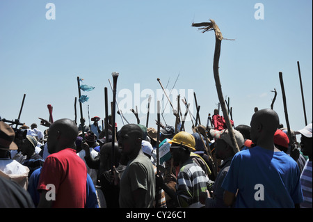 Mitglieder der südafrikanischen demokratischen sozialistischen Bewegung mit auffällig Bergleute aus Mponeng Goldmine in der Nähe von Johannesburg. Stockfoto