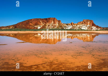 Seltene Reflexionen des Rainbow Valley nach starkem Regen. Stockfoto