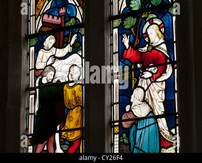 Christus ist die Witwe Sohn Wunder, Glasmalerei in Alderminster Kirche erhöhen. Stockfoto