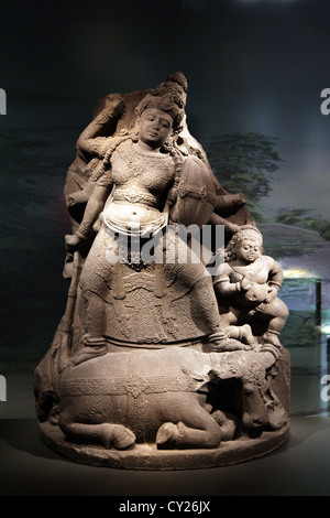Aus dem 13. Jahrhundert stammende Andesit-Steinskulptur der hinduistischen Göttin Durga (Parvati), der Frau von Shiva, die den Büffeldämon Mahishasura tötete. Singasari-Meisterwerk. Stockfoto