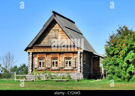 Russische nationale Holzhaus izba Stockfoto