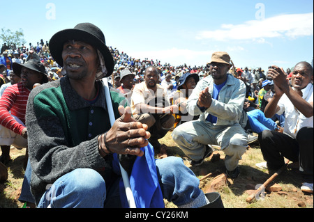 Mitglieder der südafrikanischen demokratischen sozialistischen Bewegung mit auffällig Bergleute aus Mponeng Goldmine in der Nähe von Johannesburg. Stockfoto