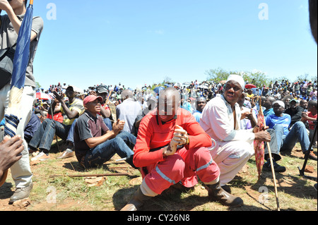 Mitglieder der südafrikanischen demokratischen sozialistischen Bewegung mit auffällig Bergleute aus Mponeng Goldmine in der Nähe von Johannesburg. Stockfoto