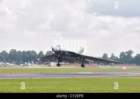 Britische kalten Krieges Nuclear Bomber Delta Winged AVRO Vulcan XH558 zieht bei der 2012 International Air Tattoo anzeigen Stockfoto