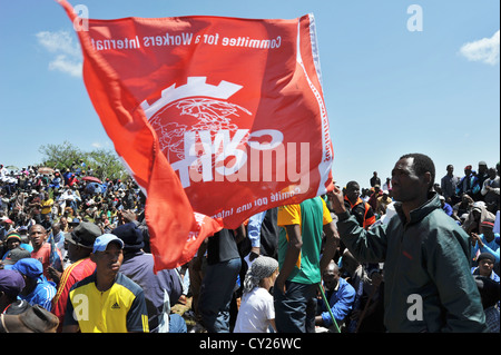 Mitglieder der südafrikanischen demokratischen sozialistischen Bewegung mit auffällig Bergleute aus Mponeng Goldmine in der Nähe von Johannesburg. Stockfoto