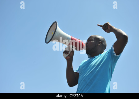 Mitglieder der südafrikanischen demokratischen sozialistischen Bewegung mit auffällig Bergleute aus Mponeng Goldmine in der Nähe von Johannesburg. Stockfoto