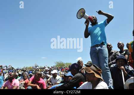 Mitglieder der südafrikanischen demokratischen sozialistischen Bewegung mit auffällig Bergleute aus Mponeng Goldmine in der Nähe von Johannesburg. Stockfoto