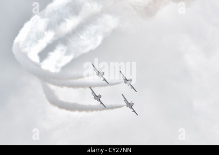 Eine präzise Formation von Al Fursan Kunstflug Display Team der Vereinigte Arabische Emirate Air Force bei der RIAT 2012 drehen Stockfoto