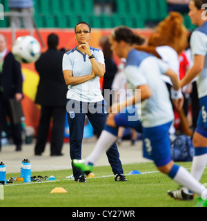 England Coach Hope Powell Uhren ihren Kader Aufwärmen, bevor ein 2011 FIFA Frauen Welt Cup-Gruppe B-match gegen Mexiko. Stockfoto