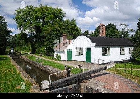 Nr. 31 und der Landmark Trust Lengthsman Cottage am-upon-Avon-Kanal zu sperren, bei Lowsonford, Warwickshire, England Stockfoto