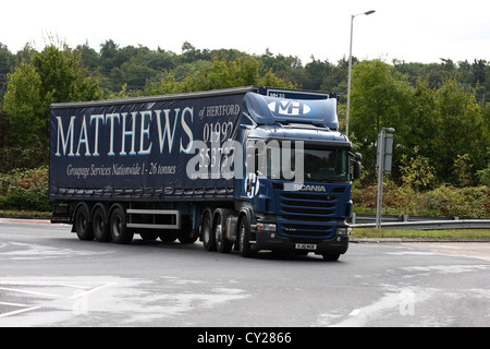 ein 'Matthews' LKW Reisen entlang einer Straße in London, England Stockfoto