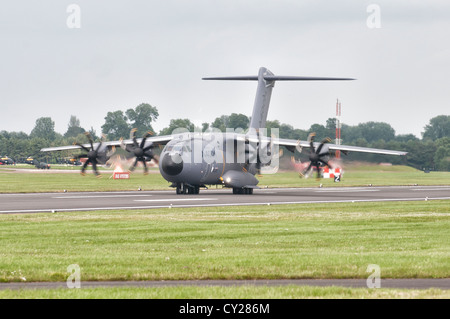 Airbus A400M Atlas Turboprop A400M von Airbus Military, landet in einer kurzen Entfernung Flughafen Toulouse Stockfoto