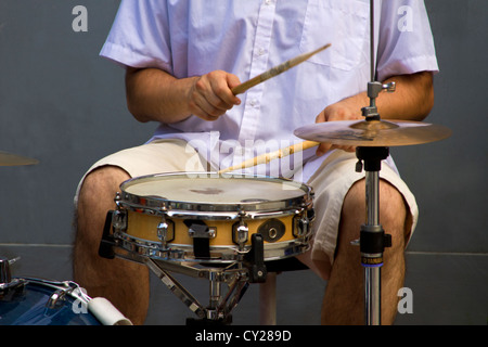 Schlagzeuger Drumming im Freien unter der Sonne Stockfoto