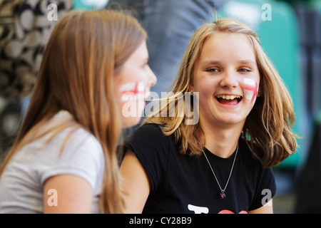 Young-England-Fans Vergnügen sich auf der Tribüne bei einer FIFA Frauen Welt Cup Gruppe B Match zwischen England und Mexiko. Stockfoto