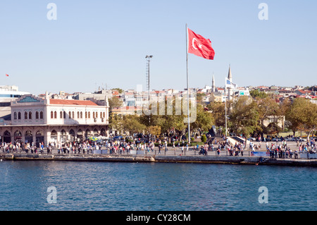 Der wichtigste Fährhafen am Hafen von Kadikoy (Kadıköy), am Marmarameer und der asiatischen Seite des Goldenen Horns in der Stadt Istanbul, Türkei. Stockfoto