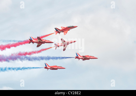 British Royal Air Force militärischen Kunstflug Display Team der Red Arrows Pause Formation mit Rauch auf die 2012 Royal internationa Stockfoto