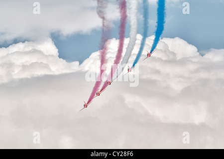 British Royal Air Force militärischen Kunstflug anzeigen Team der Red Arrows in Formation mit Rauch auf in der 2012-RIAT Stockfoto