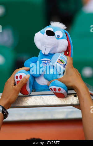 England Coach Hope Powell legt ein national-Team-Maskottchen-Stofftier auf der Team-Bank-Überhang vor dem WM-Spiel gegen Mexiko Stockfoto