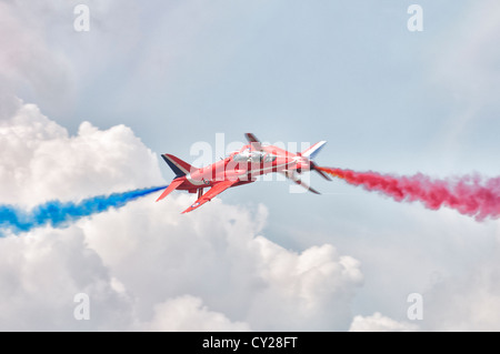 British Royal Air Force militärischen Kunstflug Display Team der Red Arrows durchführen ihrer berühmten Crossover-Demonstration bei der RIAT Stockfoto