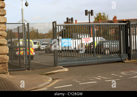 Polizei-Parkplatz mit Polizeiautos und vans Stockfoto