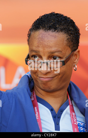 England Nationalmannschaft Trainer Hope Powell auf der Mannschaftsbank vor einem 2011 FIFA Frauen Welt Cup Gruppe B Spiel gegen Mexiko. Stockfoto