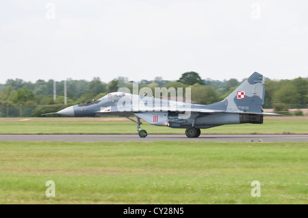 Mikoyan MiG-29A Fulcrum aus der polnischen Luftwaffe taxis über den Laufsteg an RAF Fairford nach der Landung nach ihrer Anzeige. Stockfoto