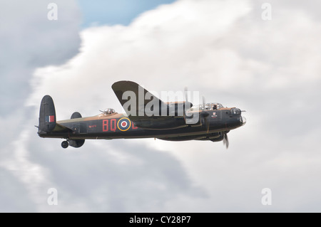 Ikonische britische Weltkrieg 2 militärische Bomber Avro Lancaster Ident PA474 von der UK RAF Battle of Britain Memorial Flight Stockfoto