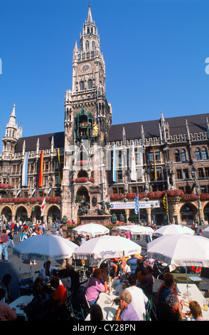 Das neue Rathaus und Freiluft-Café-Restaurant am Marienplatz in München Stockfoto