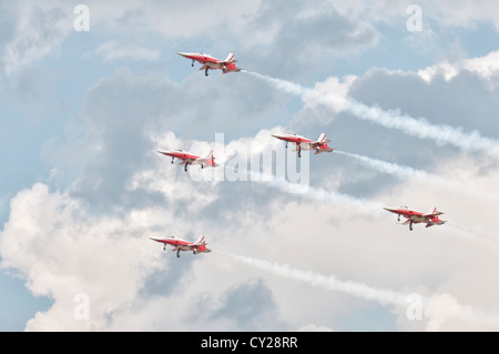 Die Patrouille Suisse anzeigen Kunstflugstaffel in ihre Northrop F-5E Tiger II-Anzeige auf der RIAT Airshow 2012 Stockfoto