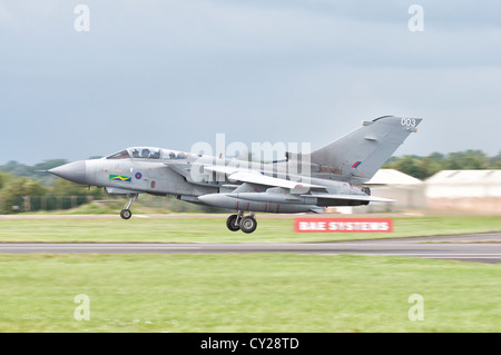 Panavia Tornado GR4A ZA369 / 003 von Royal Air Force 15 Squadron zieht bei der 2012 Royal International Air Tattoo Stockfoto