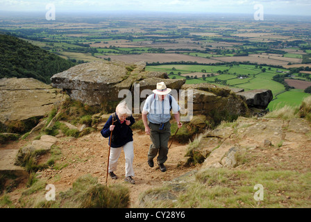 Mann und Frau am Wainstones, Cleveland Hügeln wandern. Stockfoto