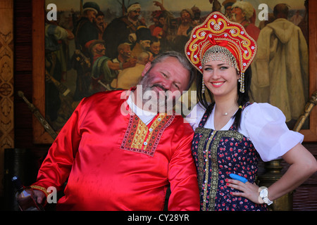 Ukrainer in traditioneller Kleidung vor dem Gemälde "Antworten von Zaporozhian Cossacks" von Ilja Repin. Stockfoto