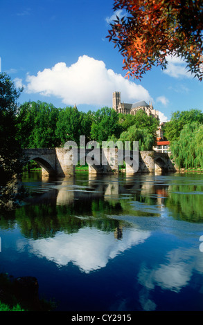 Die Kathedrale von Limoges mit Pont Saint-Etienne über Fluss Vienne in Frankreich Stockfoto