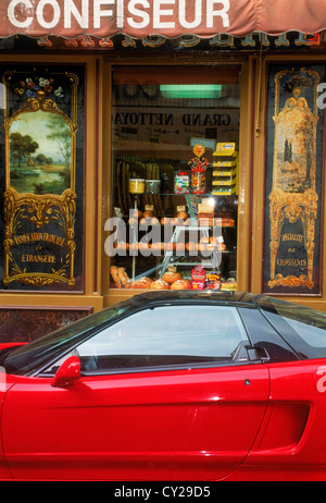 Boulangeria mit roten Sportwagen in Paris Stockfoto