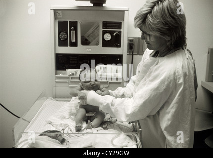 Krankenschwester, Reinigung, Kennzeichnung und Kontrolle Neugeborenen im Kreißsaal Minuten nach der Geburt Stockfoto